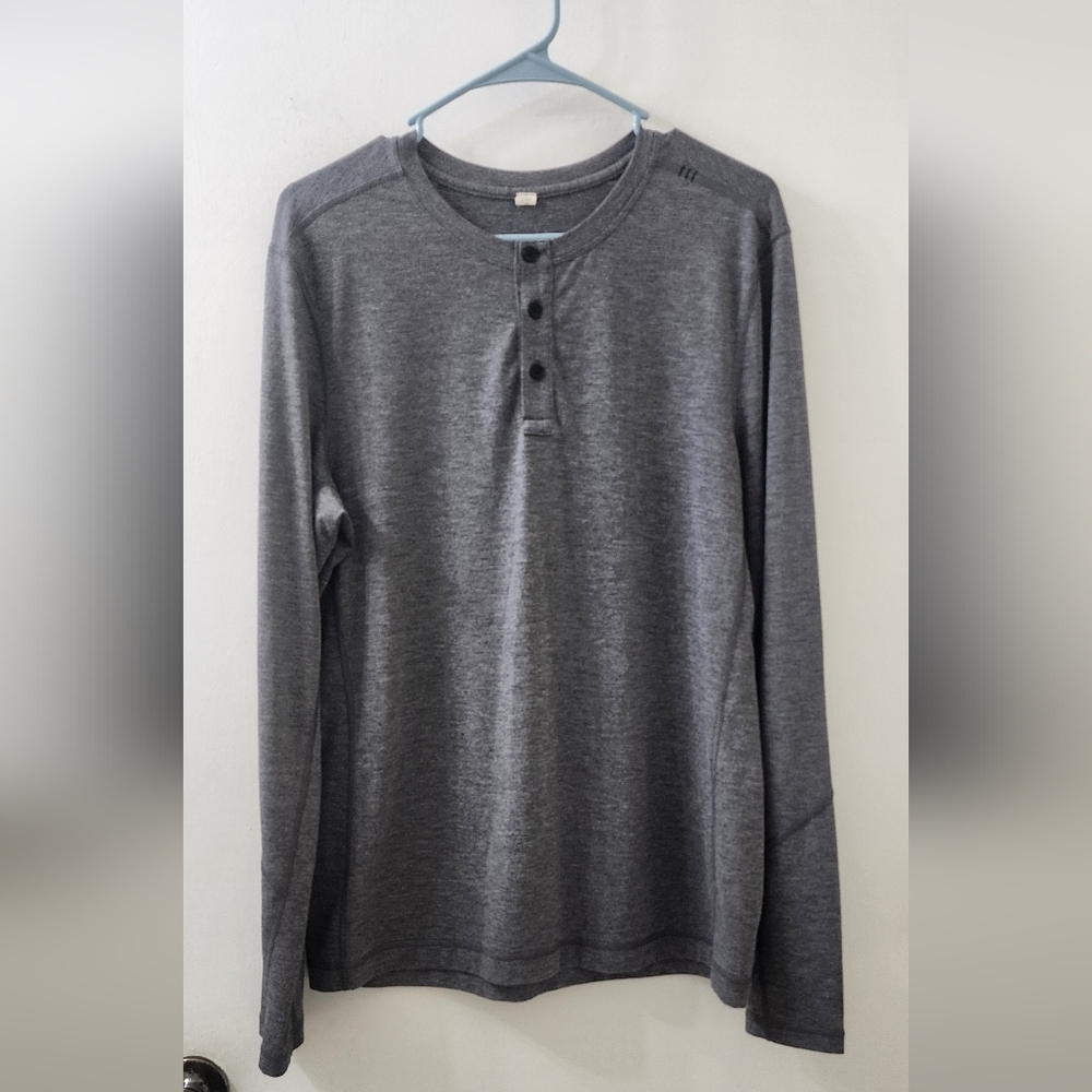 Lululemon Men's Long Sleeve Gray Henley Shirt, Size Medium.‎